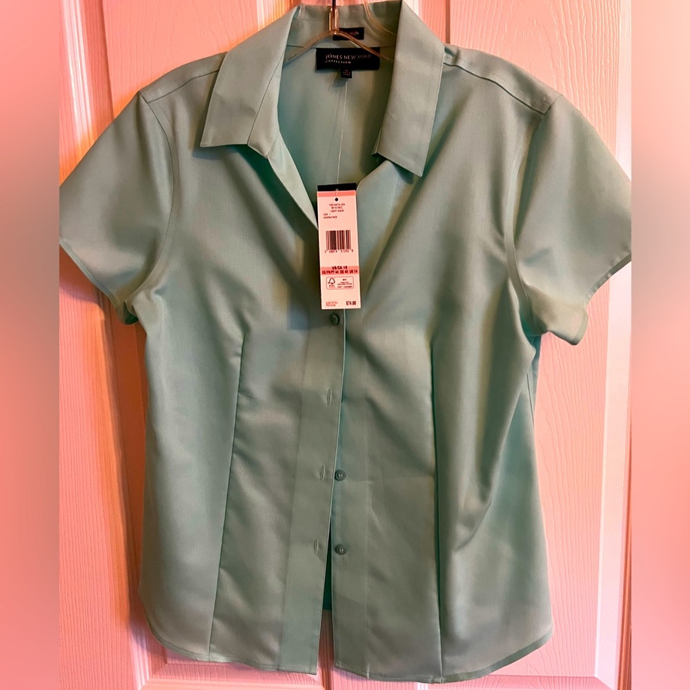 Jones of New York. Short sleeve fitted shirt. Light aqua. Size 10.